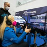 FORD ADAPTA: A través de un Mach-E acondicionado y un simulador, se busca que las personas con limitaciones físicas puedan aprender a conducir.